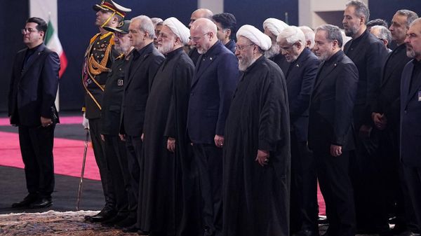 Înaltele personalități iraniene îi aduc un omagiu răposatului Lider Suprem Ali Khamenei - Sputnik Moldova