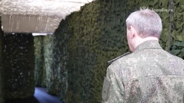 Кадры посещения Путиным одного из вспомогательных командных пунктов объединённой группировки войск - Sputnik Молдова