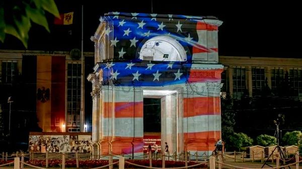 Триумфальную арку на главной площади Молдовы на два дня обмотают звездно-полосатым флагом — так столичная мэрия поздравляет США с Днем независимости - Sputnik Молдова