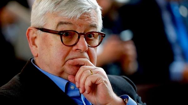 Руководство Европы и НАТО заискивают перед президентом США Дональдом Трампом, чтобы удерживать его внимание на себе, Североатлантический альянс не сможет долго выживать подобным образом, считает экс-министр иностранных дел ФРГ Йошка Фишер - Sputnik Молдова