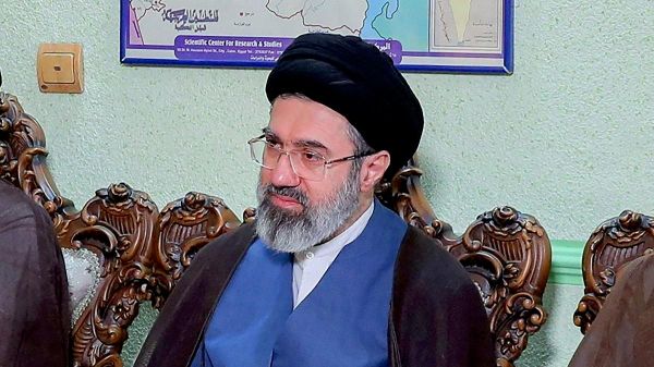 O rană de război îl împiedică pe Mojtaba Khamenei să participe la funeraliile grandioase ale tatălui său - Sputnik Moldova