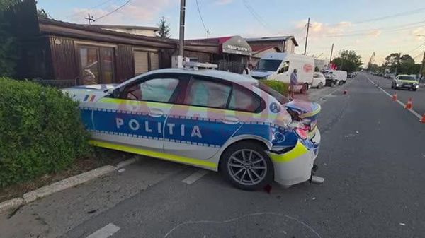 Un autobuz cu numere de înmatriculare moldovenești a lovit o mașină de poliție în România - Sputnik Moldova
