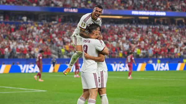 Игрок сборной Испании Педро Порро (вверху) поздравляет игрока сборной Испании Микеля Мерино (справа) с забитым голом в матче 16-го тура чемпионата мира по футболу между сборными Португалии и Испании, США - Sputnik Молдова