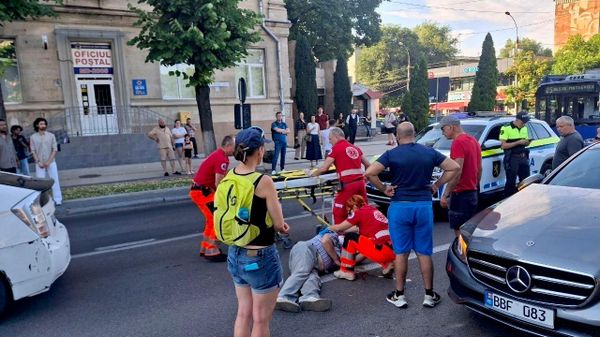Doi oameni au fost loviți de o mașină pe o trecere de pietoni din Chișinău, pe strada Grigore Vieru - Sputnik Moldova