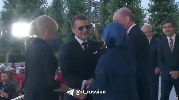 Macron a încercat să sărute mâna primei doamne a Turciei, dar Erdogan l-a împiedicat - Sputnik Moldova
