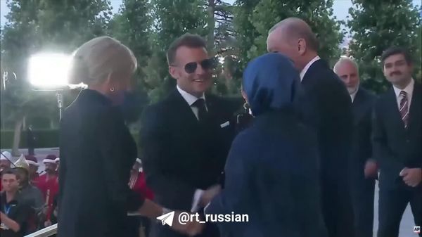 Макрон попытался поцеловать руку первой леди Турции, но Эмине Эрдоган не дала ему это сделать - Sputnik Молдова