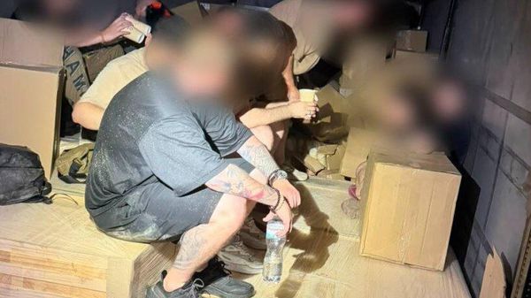 На границе с Молдовой в пункте пропуска Староказачье украинские пограничники задержали 57-летнего молдавского гражданина, который пытался тайно вывезти в грузовике с мебелью 10 мужчин, спасавшихся от мобилизации - Sputnik Молдова