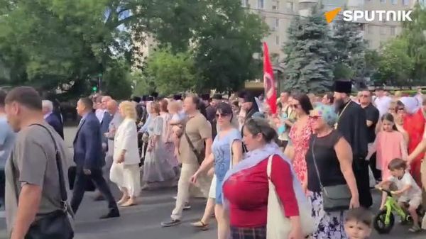 Крестный ход и молебен прошли в Тирасполе в День семьи, любви и верности - Sputnik Молдова