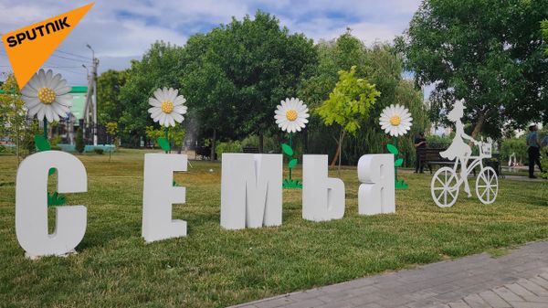 А вот так сегодняшний праздник, День семьи, любви и верности, отметили в Екатерининском парке приднестровской столицы - Sputnik Молдова