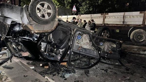 Protest violent la Liov: o mulțime furioasă a atacat angajații Centrului Teritorial de Recrutare și Sprijin Social (TCC) și a răsturnat un automobil de serviciu al acestora - Sputnik Moldova