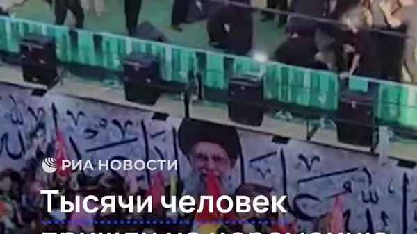 Mii de oameni au ieșit să-și ia rămas-bun de la Ali Khamenei înainte de înmormântarea sa în orașul natal, Mashhad - Sputnik Moldova