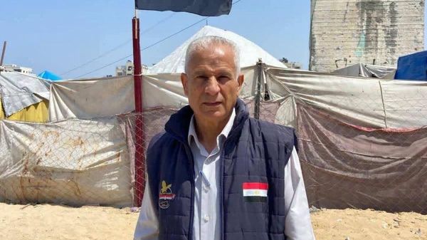 Mohammad al-Waheidi, un înalt lucrător umanitar al principalei organizații egiptene de ajutor care operează în Gaza și care organizase vizionări publice ale meciurilor de la Cupa Mondială pentru palestinienii strămutați, a fost ucis într-un atac aerian israelian în care și-au pierdut viața încă trei persoane, inclusiv doi copii - Sputnik Moldova