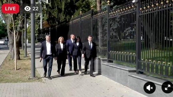 Депутаты PAS бредут в здание администрации президента - Sputnik Молдова