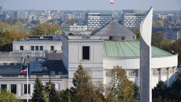 Cel mai mare partid de opoziție din Polonia, „Lege și Justiție” (PiS), a decis să înainteze un proiect de rezoluție împotriva aderării Ucrainei la Uniunea Europeană, a declarat candidatul formațiunii la funcția de prim-ministru, Przemysław Czarnek - Sputnik Moldova