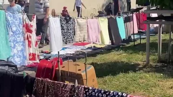 Блошиный рынок в Кишиневе, пожилые люди, продающие последнее, укрываются в тени памятника депортированным на площади у железнодорожного вокзала - Sputnik Молдова