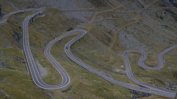 Transfăgărășanul drumul spectaculos care traversează axa nord-sud a munților Făgăraș, s-a clasat pe locul 4 într-un top al celor mai bune rute pentru vehiculele electrice, potrivit unui studiu realizat de iSelect - Sputnik Moldova