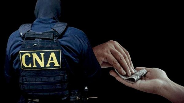 Ofițerii Centrului Național Anticorupție (CNA) efectuează percheziții la Judecătoria Centru din Chișinău - Sputnik Moldova