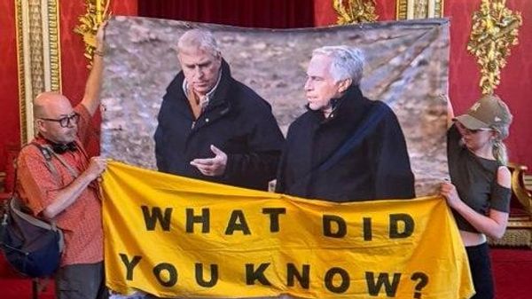 Un banner pe care sunt proiectate chipurile lui Epstein și al fostului Prinț Andrew a fost desfășurat în sala tronului de la Palatul Buckingham - Sputnik Moldova