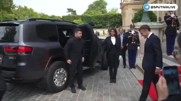 Iar Zelenski aproape că l-a pupat azi pe Macron pe buze în timpul întâlnirii de la Palatul Elysee - Sputnik Moldova
