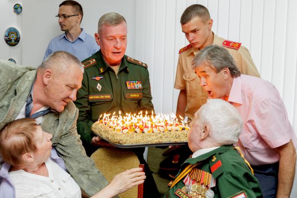 Ветеран Великой Отечественной войны Владимир Громов (справа на первом плане) принимает поздравления со 100-летним юбилеем. - Sputnik Молдова