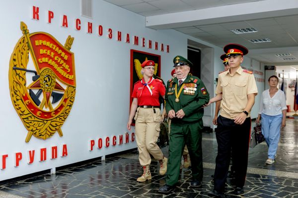 Ветеран Великой Отечественной войны Владимир Громов принимает поздравления со 100-летним юбилеем. - Sputnik Молдова