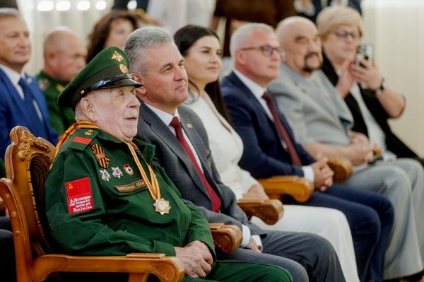 Ветеран Великой Отечественной войны Владимир Громов принимает поздравления со 100-летним юбилеем во Дворце Республики в Тирасполе.  - Sputnik Молдова