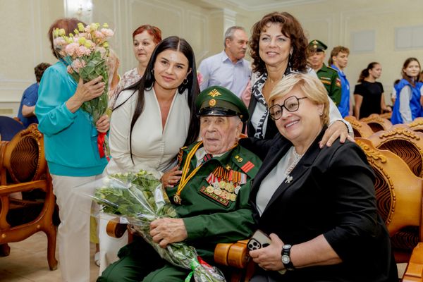Ветеран Великой Отечественной войны Владимир Громов принимает поздравления со 100-летним юбилеем во Дворце Республики в Тирасполе.  - Sputnik Молдова