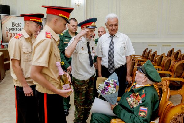 Ветеран Великой Отечественной войны Владимир Громов принимает поздравления со 100-летним юбилеем во Дворце Республики в Тирасполе.  - Sputnik Молдова