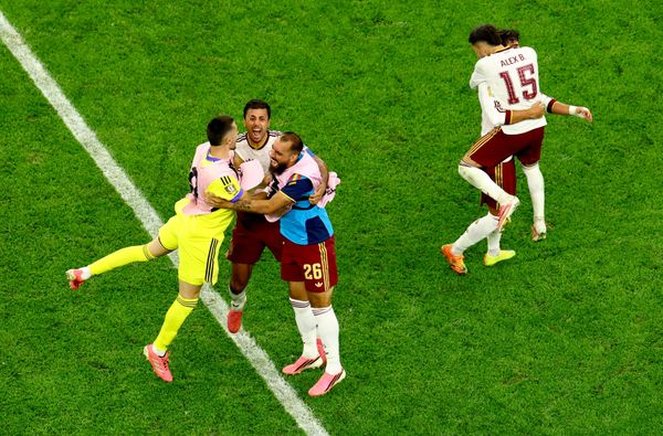 Футбол. Чемпионат мира FIFA 2026. Полуфинал. Франция — Испания. "Даллас Стэдиум", Арлингтон, Техас, США. 14 июля 2026 года.Футболисты сборной Испании Борха Иглесиас и Алекс Баэна празднуют победу вместе с партнерами по команде после окончания матча. - Sputnik Молдова