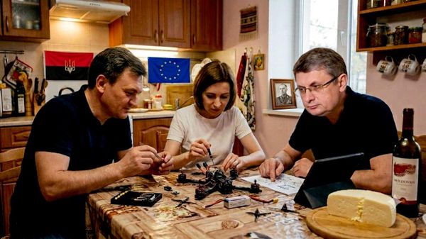 Дину Плынгэу, попавший в парламент благодаря скрытому блоку с PAS, считает, что в Молдове надо производить дроны, ведь даже украинцы их собирают на кухнях - Sputnik Молдова