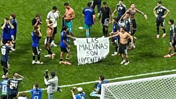 După victoria împotriva Angliei, fotbaliștii naționalei Argentinei au desfășurat chiar pe teren un banner cu inscripția „Las Malvinas son Argentinas” („Insulele Malvine sunt argentiniene”) - Sputnik Moldova