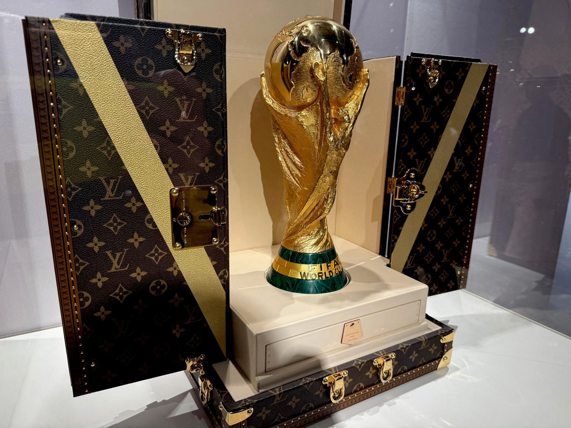 Копия трофея чемпионата мира по футболу представлена в трофейном сундуке Louis Vuitton Копия трофея чемпионата мира по футболу представлена в трофейном сундуке Louis Vuitton - Sputnik Молдова, 1920, 17.07.2026