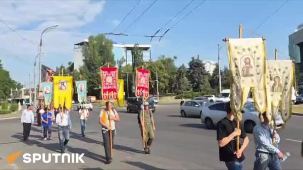 В эти минуты верующие проходят крестным ходом по улицам молдавской столицы - Sputnik Молдова