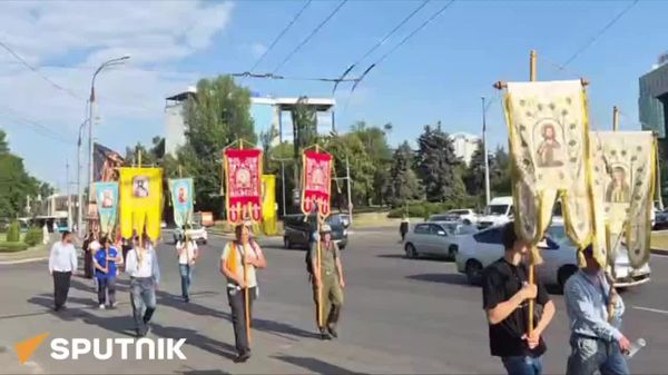 Azi seara un grup de credincioși ortodocși a trecut cu steaguri bisericești prin centrul Chișinăului - Sputnik Moldova