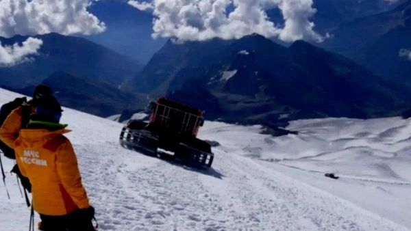 Un băiat de 11 ani a murit în timpul ascensiunii pe Elbrus, iar tatăl său a suferit leziuni - Sputnik Moldova