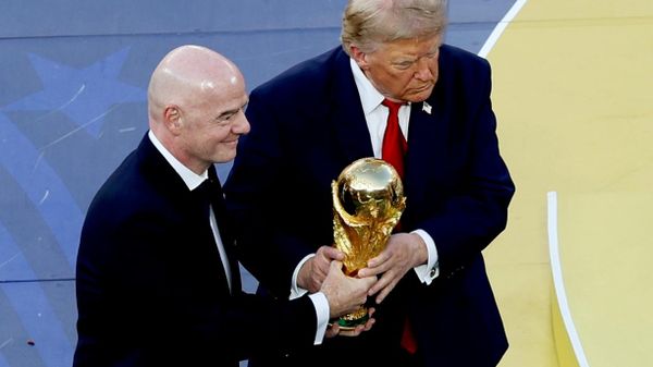 Президент ФИФА Джанни Инфантино и президент США Дональд Трамп на церемонии награждения после окончания финального матча чемпионата мира по футболу  - Sputnik Молдова