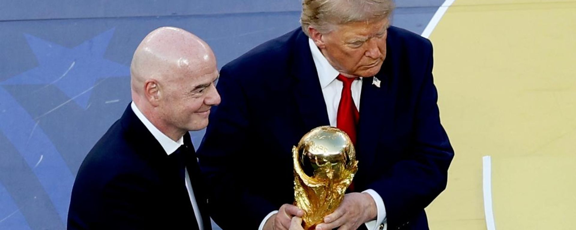 Президент ФИФА Джанни Инфантино и президент США Дональд Трамп на церемонии награждения после окончания финального матча чемпионата мира по футболу  - Sputnik Молдова, 1920, 04.08.2026