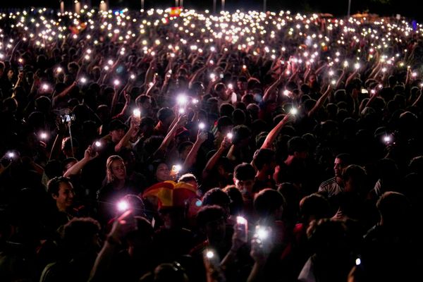 Испанские болельщики поддерживают свою сборную во время просмотра финального матча чемпионата мира по футболу между сборными Испании и Аргентины на огромных экранах в центре Мадрида, в воскресенье, 19 июля 2026 года. Матч проходит в Ист-Ратерфорде (штат Нью-Джерси), недалеко от Нью-Йорка. - Sputnik Молдова