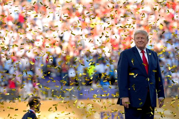 Президент США Дональд Трамп на фоне падающего конфетти после окончания финального матча чемпионата мира по футболу между сборными Испании и Аргентины в Ист-Ратерфорде (штат Нью-Джерси), в воскресенье, 19 июля 2026 года. - Sputnik Молдова
