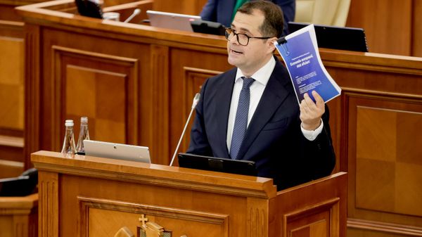 Василе Тофан в парламенте - Sputnik Молдова