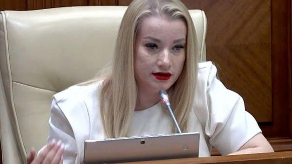 Deputatul Diana Caraman de la PCRM l-a întrebat pe Vasile Tofan de ce a format un guvern din miniștrii care stau la baza pierderii încrederii oamenilor în guvernare și în stat - Sputnik Moldova