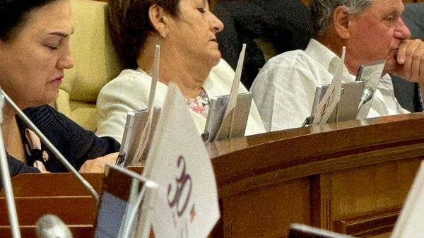 Unii deputați PAS (anonimi, votanți mecanici) dorm și ei în timp ce Tofan transpiră la tribuna centrală, încercând să convingă deputații că merită votul de încredere - Sputnik Moldova