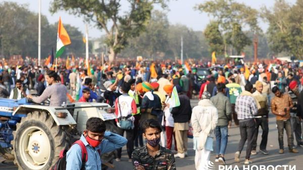 Fermierii din statele nordice ale Indiei au mărșăluit spre New Delhi pentru a protesta astfel față de semnarea unui acord comercial cu Statele Unite, relatează The Times of India - Sputnik Moldova