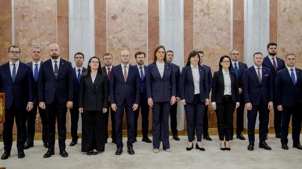 Guvernul condus de Prim-ministrul Vasile Tofan a depus jurământul de învestire - Sputnik Молдова