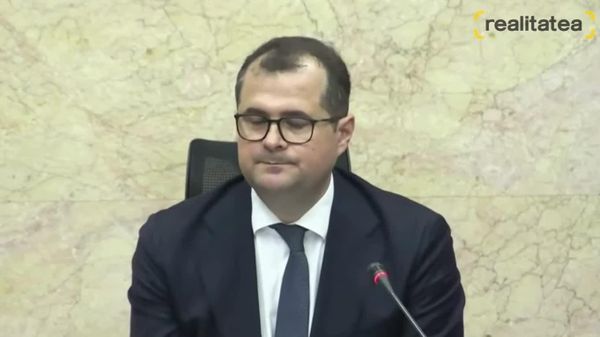 Chiar în debutul primei ședințe a guvernului proaspăt investit, premierul Vasile Tofan s-a arătat deranjat că membrii cabinetului său au primit cadou un tricou - Sputnik Moldova