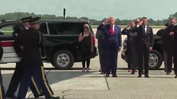 Trump participă la ceremonia solemnă de transfer a rămășițelor soldaților căzuți la datorie în războiul dintre SUA și Israel împotriva Iranului - Sputnik Moldova