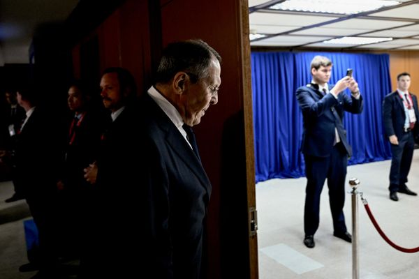 Министр иностранных дел России Сергей Лавров (в центре) прибывает на встречу с госсекретарем США Марко Рубио "на полях" Совещания министров иностранных дел АСЕАН в Пасае, Манила. Четверг, 23 июля 2026 года.(Фото: Brendan Smialowski / Pool Photo via AP) - Sputnik Молдова