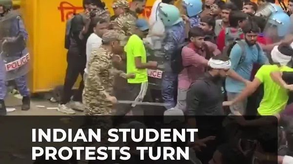 India: Protestele studenților din Delhi împotriva fraudelor la examene s-au intensificat, iar manifestanții cer demisia ministrului Educației, în contextul unor confruntări cu poliția - Sputnik Moldova