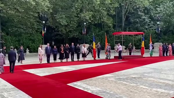В Бухаресте из-за жары потеряла сознание девушка, стоявшая в почетном карауле с флагом Румынии во дворце Котрочень во время визита президента Индии - Sputnik Молдова