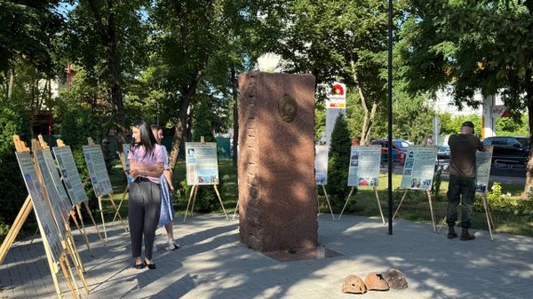 В сквере перед зданием Национального инспектората расследований, у памятника погибшим при исполнении служебных обязанностей, состоялась презентация выставки фотографий и документов Из безвестности в бессмертие - Sputnik Молдова